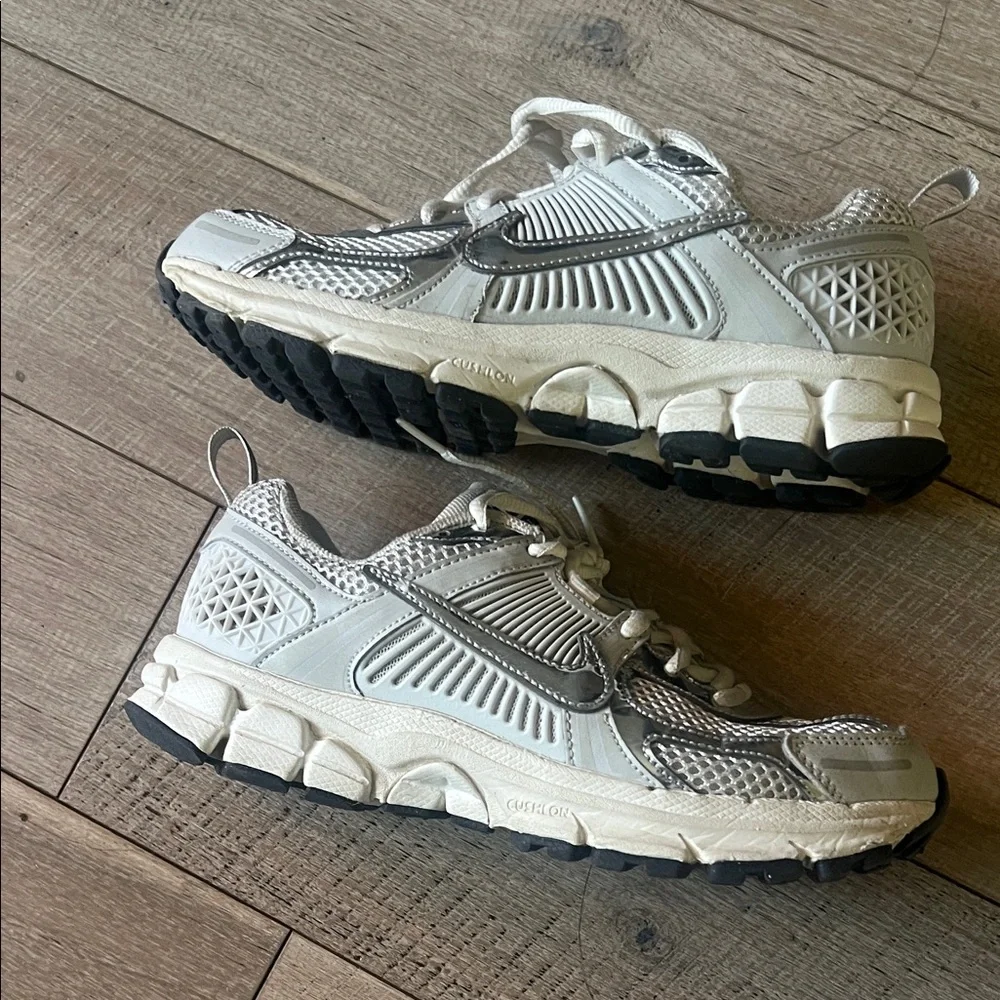 Nike Vomero Kids Metallic Silver Sneakers 4.5 **LIKE NEW** - Picture 4 of 6
